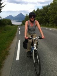 Island hopping by bike from Sandnessjøen ! / Photo: Catherine Meuter