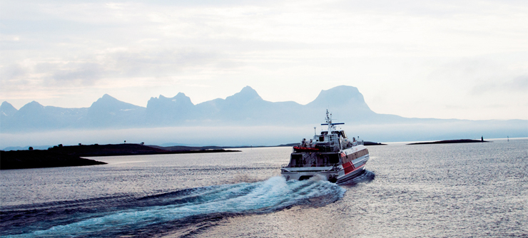 Med ekspressbåter og ferjer når en de fleste øyene fra Sandnessjøen / Photo: Olav Breen